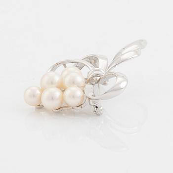 Cultured pearl brooch.