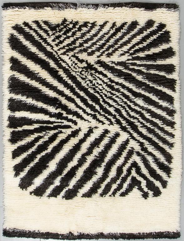 A hooked rug by Mirja Tissari, 130 x 125 cm.