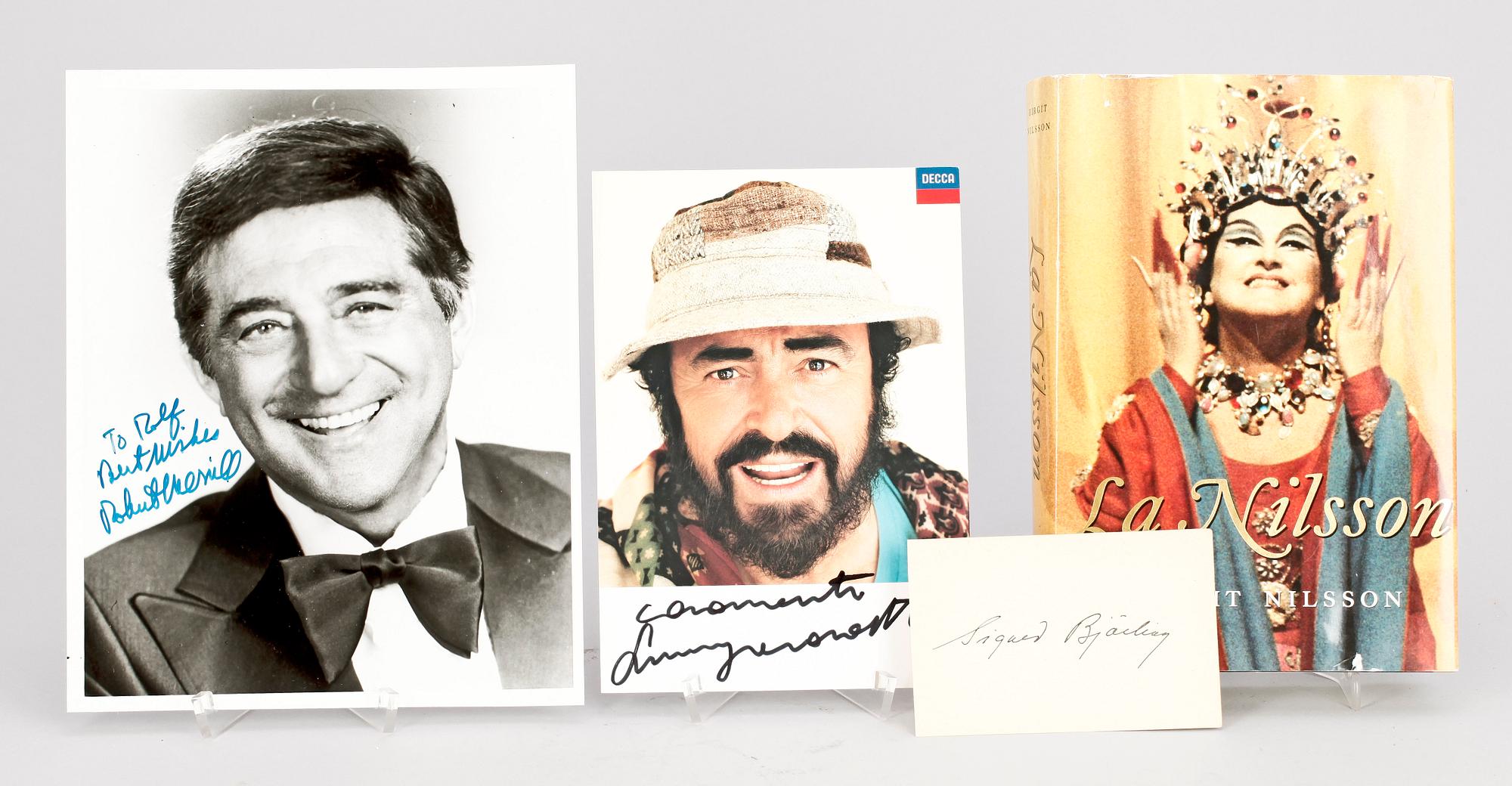 AUTOGRAFER AV OPERASÅNGARE, 4 st, egenhändiga, bla Luciano Pavarotti på foto.