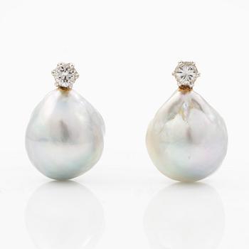 Örhängen vitguld med dropppformade grå pärlor  och runda briljantslipade diamanter.