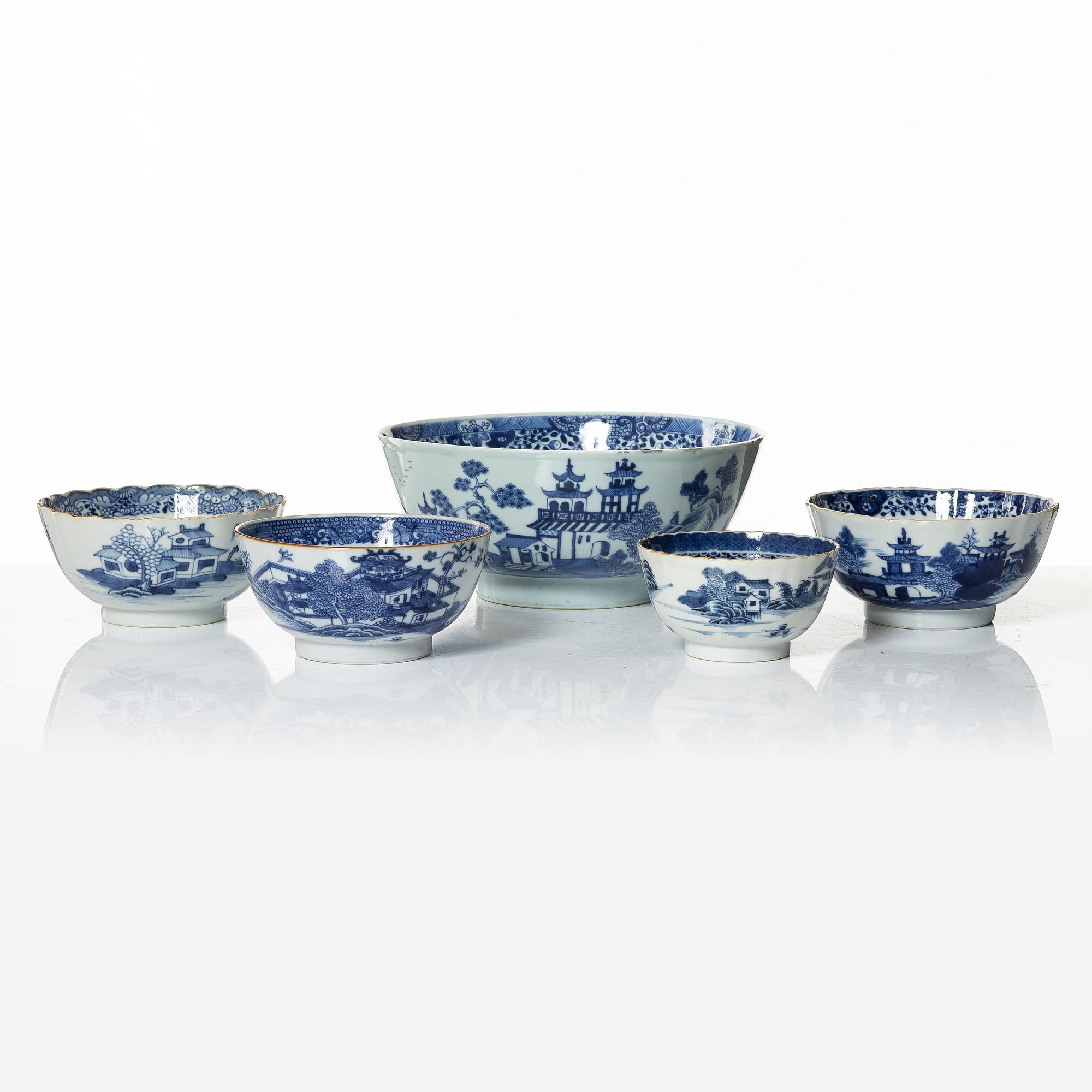 A set of five Chinese export porcelain bowls, Qing dynasty, Qianlong (1736-95).