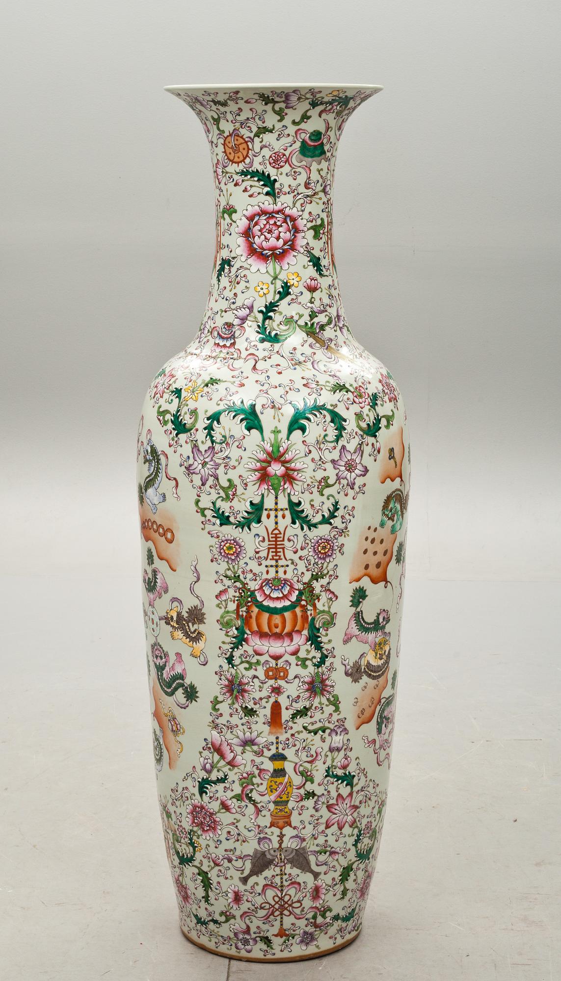 GOLVURNA, porslin, Kina, 1900-tal.