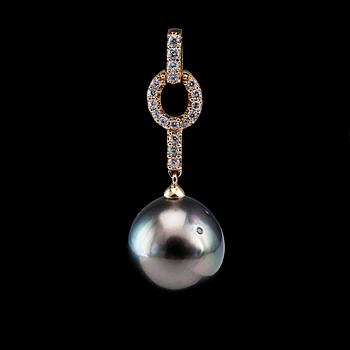 117. A PENDANT, Tahitian pearl approx. 14 mm, 18 small diamonds c. 0.2 ct.