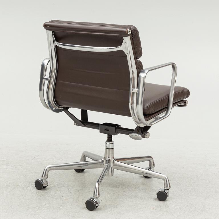 Charles & Ray Eames, skrivbordsstol, "Soft Pad Chair EA 217", Vitra.