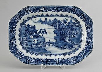 STEKFAT, porslin, Kina, Qianlong, 1736-95.
