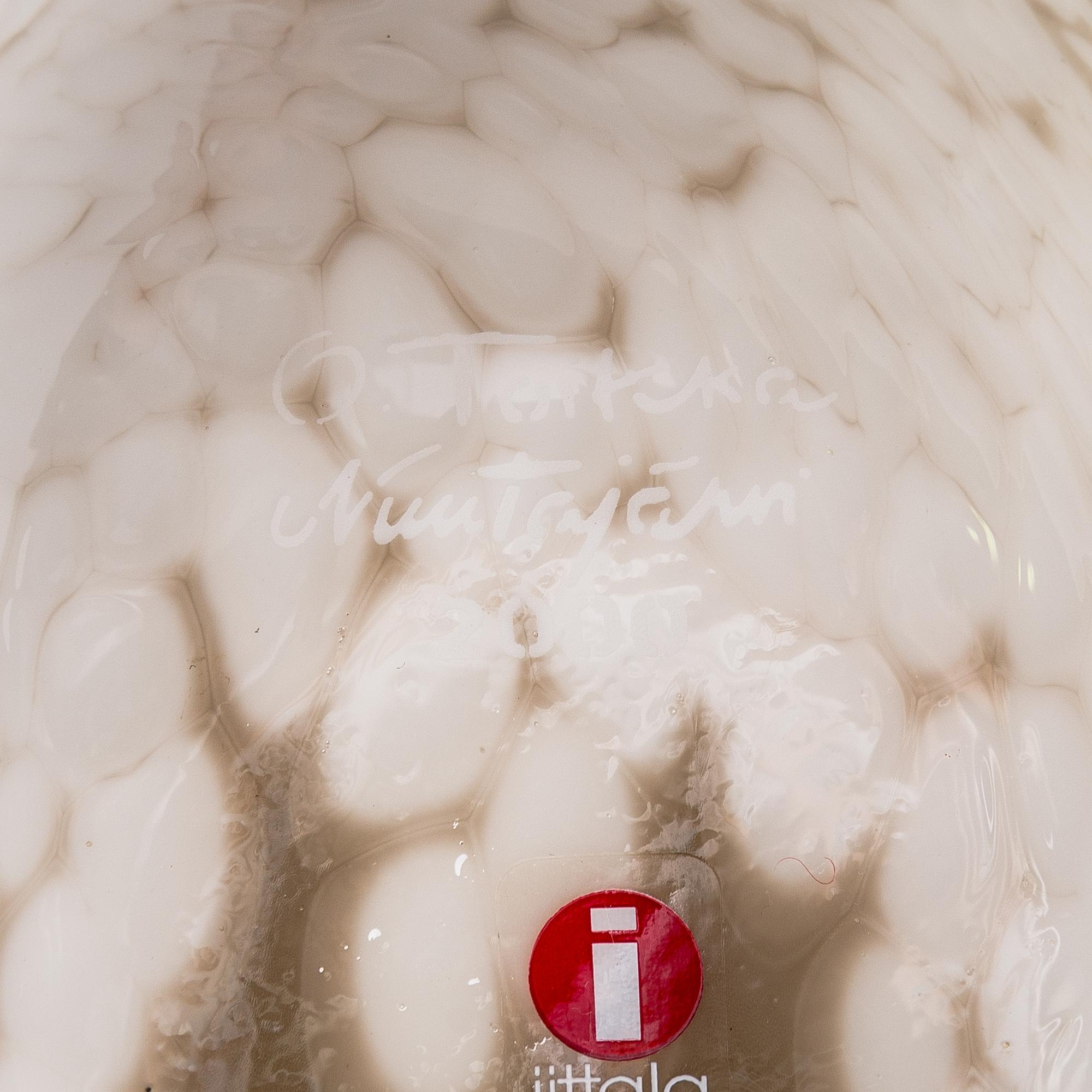 Oiva Toikka, annual glass bird 2000, signed O. Toikka Nuutajärvi 2000.