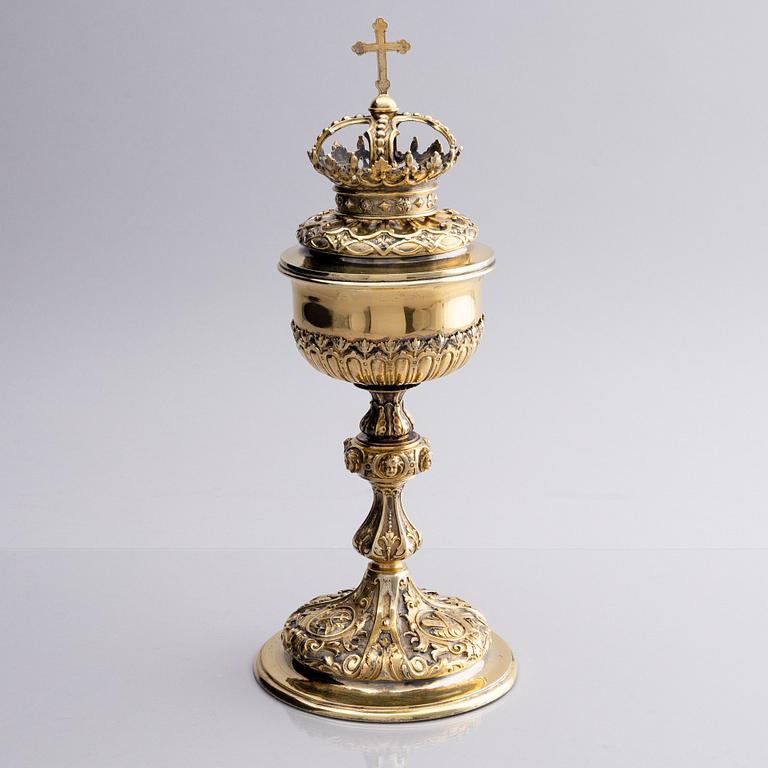 An Austrian late 19th century silver-gilt cup with cover, mark of Vincenz Czokally, Vienna.