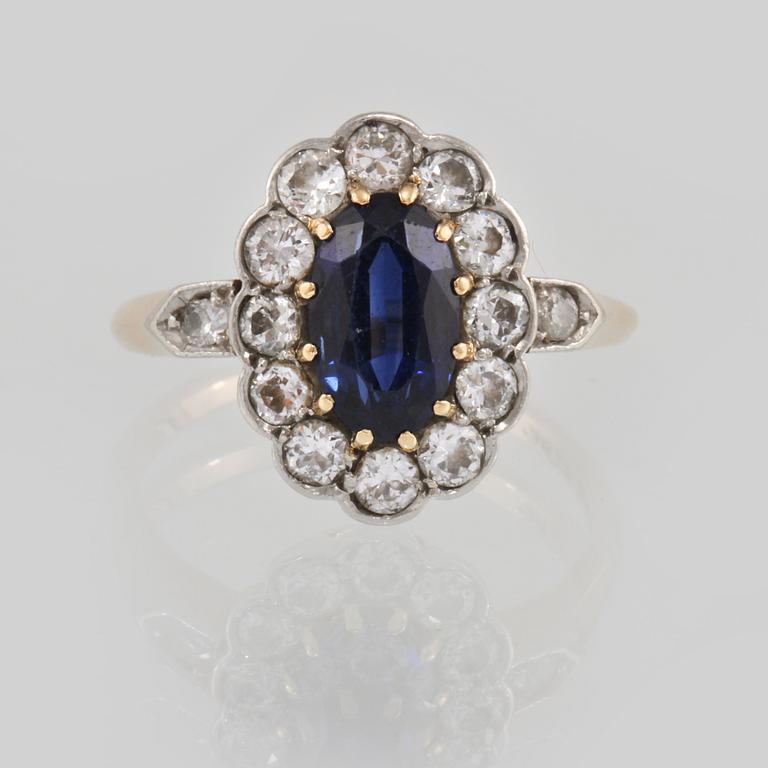 RING, 18K guld med ovalslipad blå safir samt 14 briljantslipade diamanter, importstämplad. Vikt 4,4 gram.