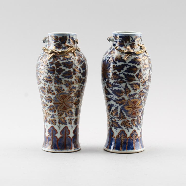 VASER, 1 par, porslin, Kina, 1800-talets andra hälft.