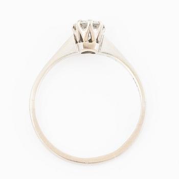 Ring 18K gold with a round brilliant-cut diamond.