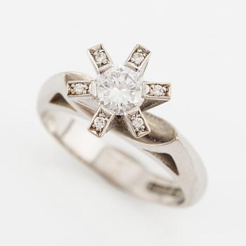 Ring in 18K white gold with round brilliant-cut diamonds.