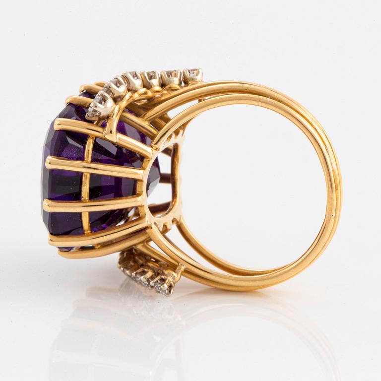 An 18K gold ring set with a faceted amethyst and round brilliant-cut diamonds.