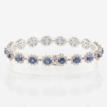 Bracelet 18K white gold with step-cut sapphires and round brilliant-cut diamonds.