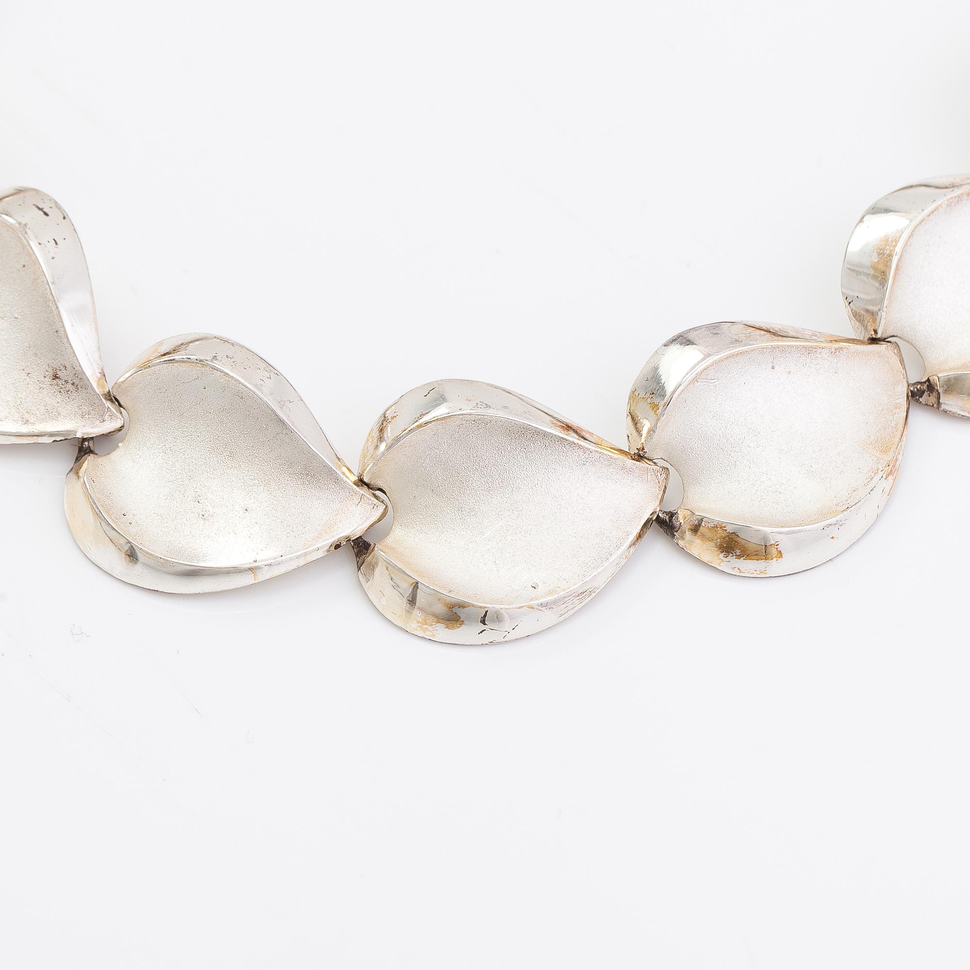 A necklace by Matti Hyvärinen, sterling silver, Sirokoru, Turku 1974.