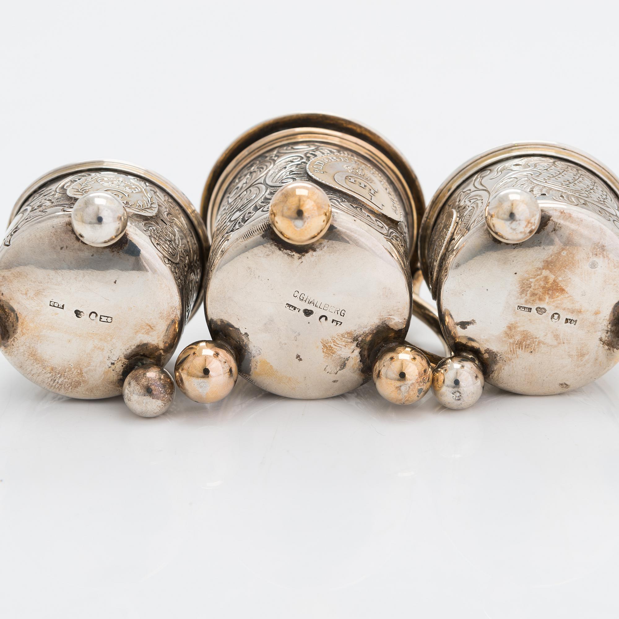 Saltkar och dryckeskanna i miniatyr, silver, C G Hallberg, Stockholm 1900-1904. I original ask.