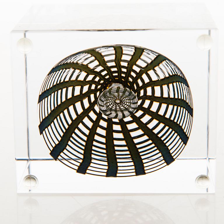 OIVA TOIKKA, AN ANNUAL CUBE, glass, signed Oiva Toikka Nuutajärvi 2002, numbered 98/2000.