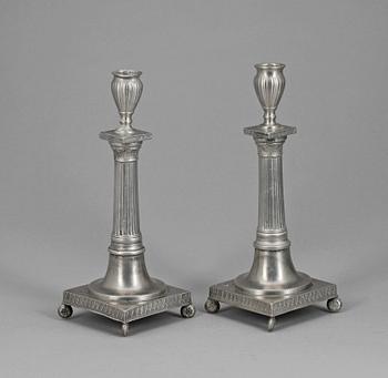 LJUSSTAKAR, ett par, tenn, empire, otydlig mästarstämpel, troligen, Stockholm, 1824.