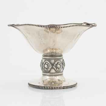 Skål på fot, silver, JE Bohlin, Jönköping, 1920.