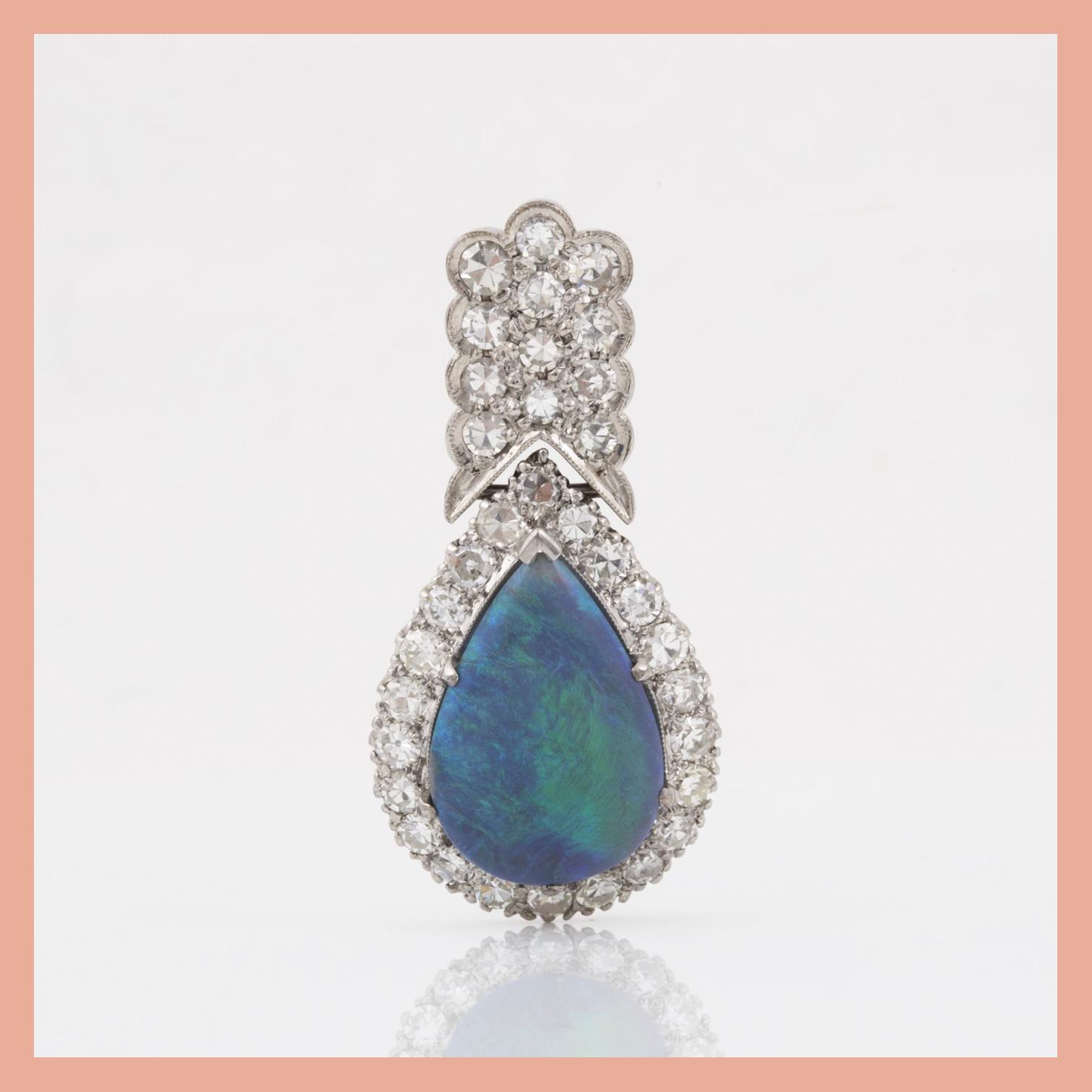 HÄNGE med opal ca 3ct samt åttkantsslipade diamanter totalt ca 1.00 ct.