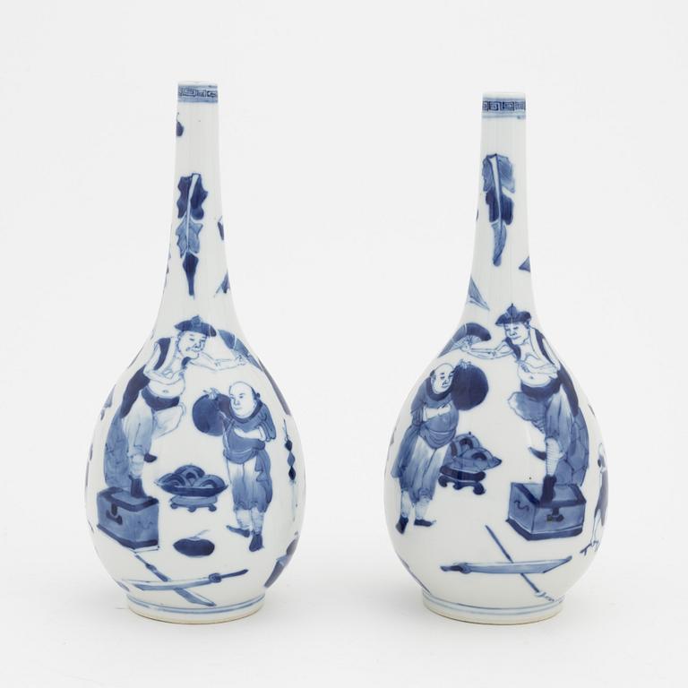 A pair of blue and white vases, Qing dynasty, 19th Century.