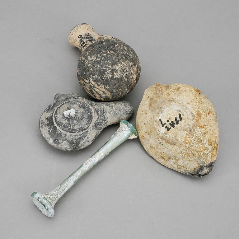 OLJELAMPA, OLJEKRUS, PÅFYLLNINGSDON OCH TÅRFLASKA, 4 delar, Medelhavsområdet, sannolikt romersk tid.