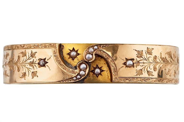 ARMRING MED PÄRLOR.