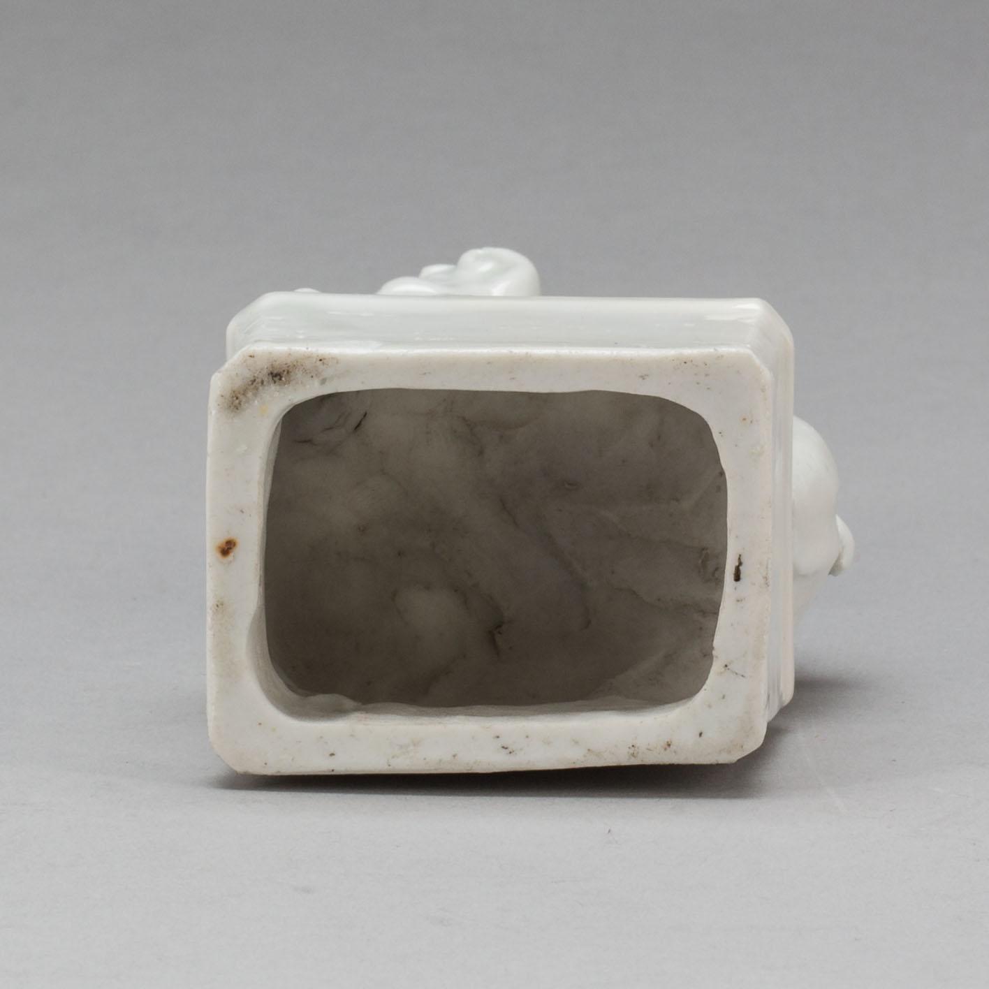 RÖKELSEHÅLLARE, porslin, blanc de chine, Kina, Qing-stil.