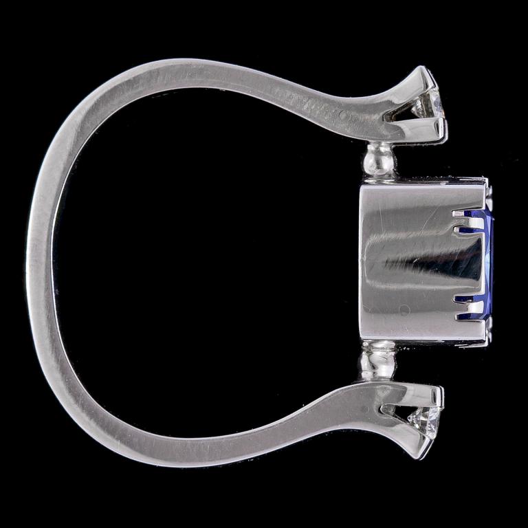 RING, tanzanit och briljantslipade diamanter, tot. ca 0.12 ct.