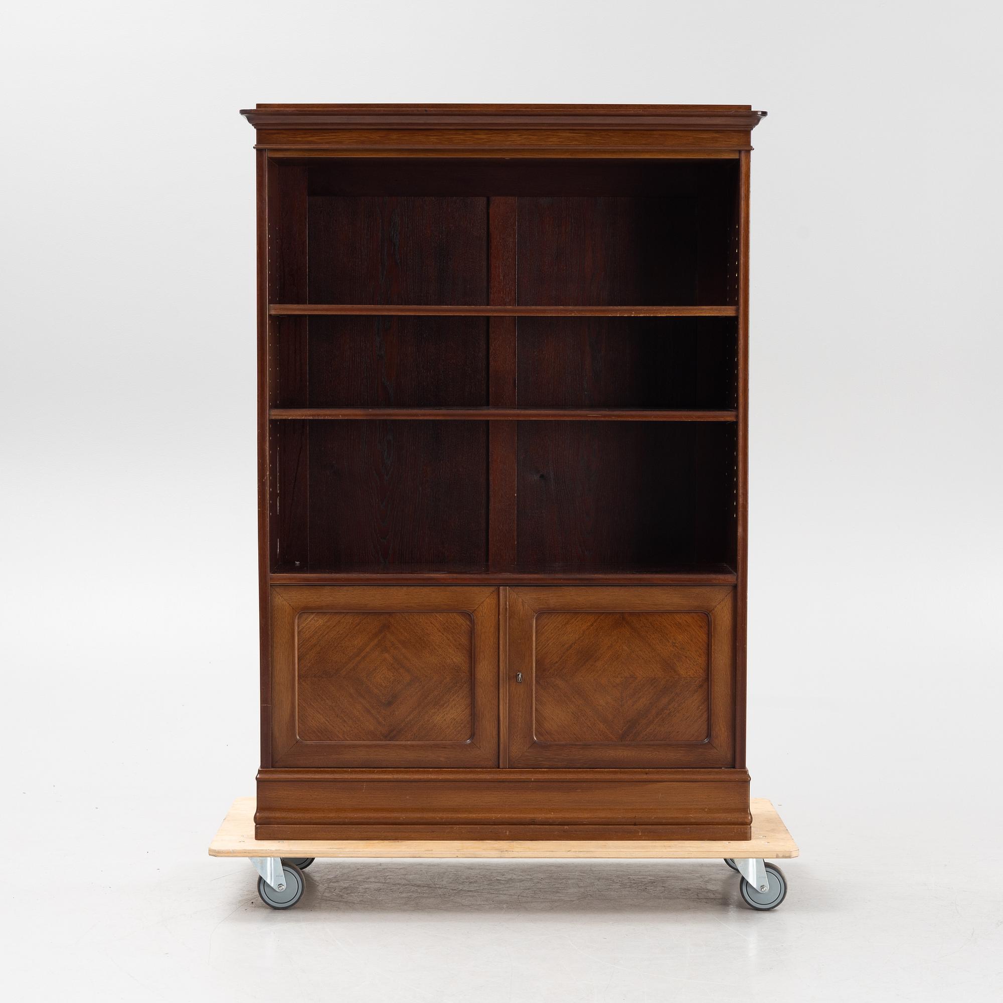 A mahogany bookcase with cabinet, 20th Century.
