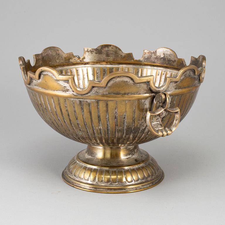 A brass champagne cooler or glass rinserm 18th/19th century.