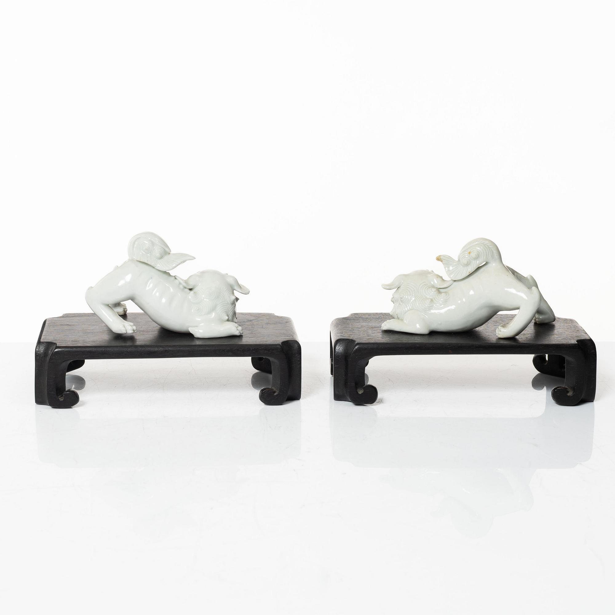 Fohundar 'shishi', ett par, porslin, Japan, hirado-stil, Meiji/Taisho, sent 1800-/tidigt 1900-tal.