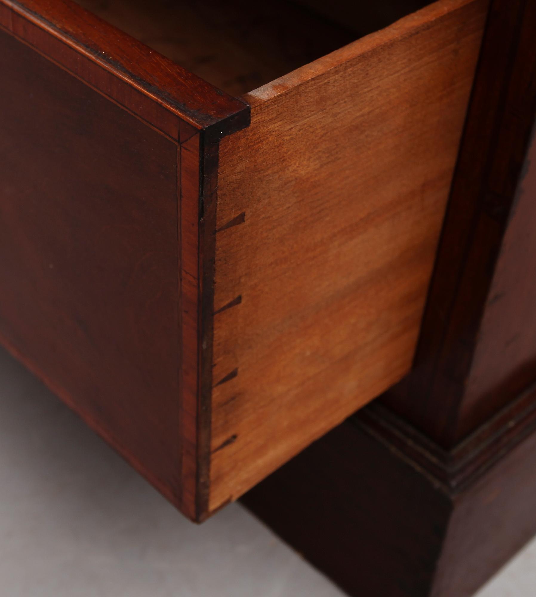 KLÄDSKÅP, England, 1900-talets första hälft.