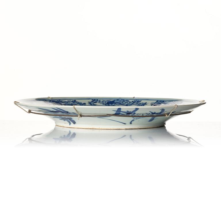 A blue and white dish, late Qing dynasty/circa 1900.