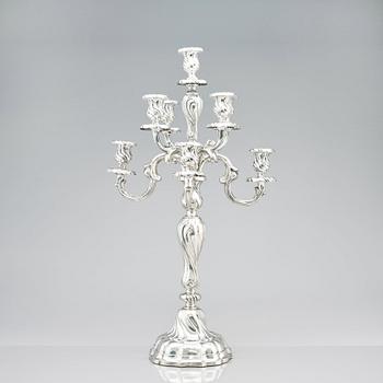 Hermann Julius Wilm, kandelabrar, silver 750, ett par, Louis XV-stil, Berlin, omkring år 1900.