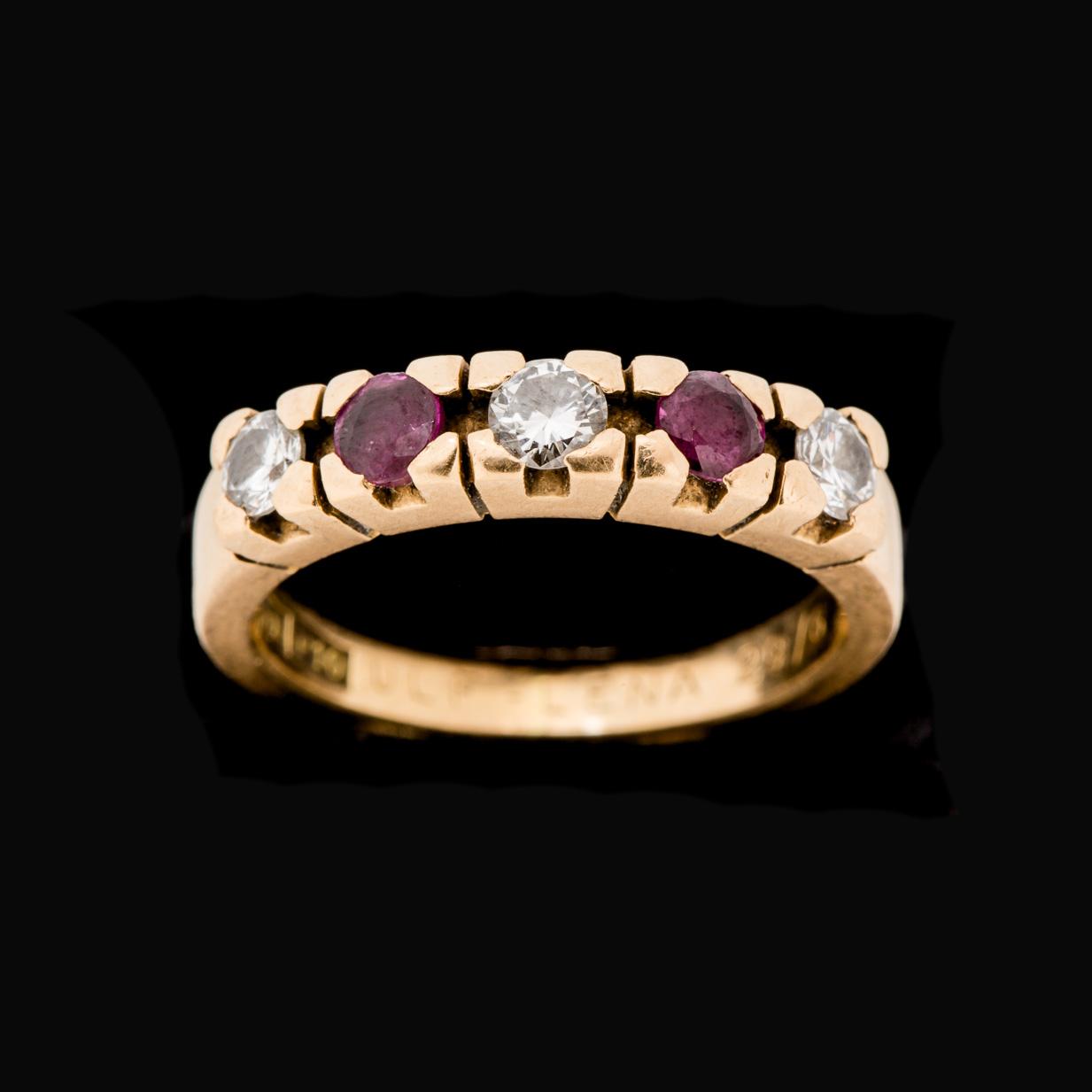 RING, 18k guld med 3 briljantslipade diamanter och 2 röda stenar. 1989. Vikt ca 5 gram.