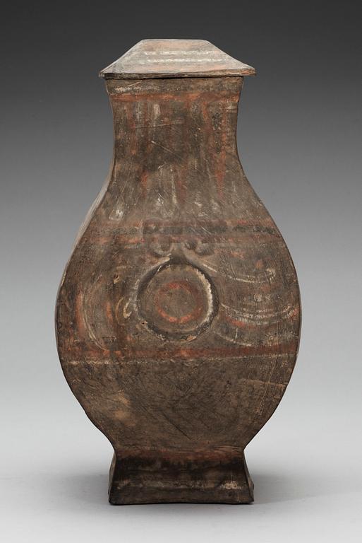 KRUKA med LOCK, lergods. Västra Han dynastin, (206 f.Kr - 220 e.Kr).