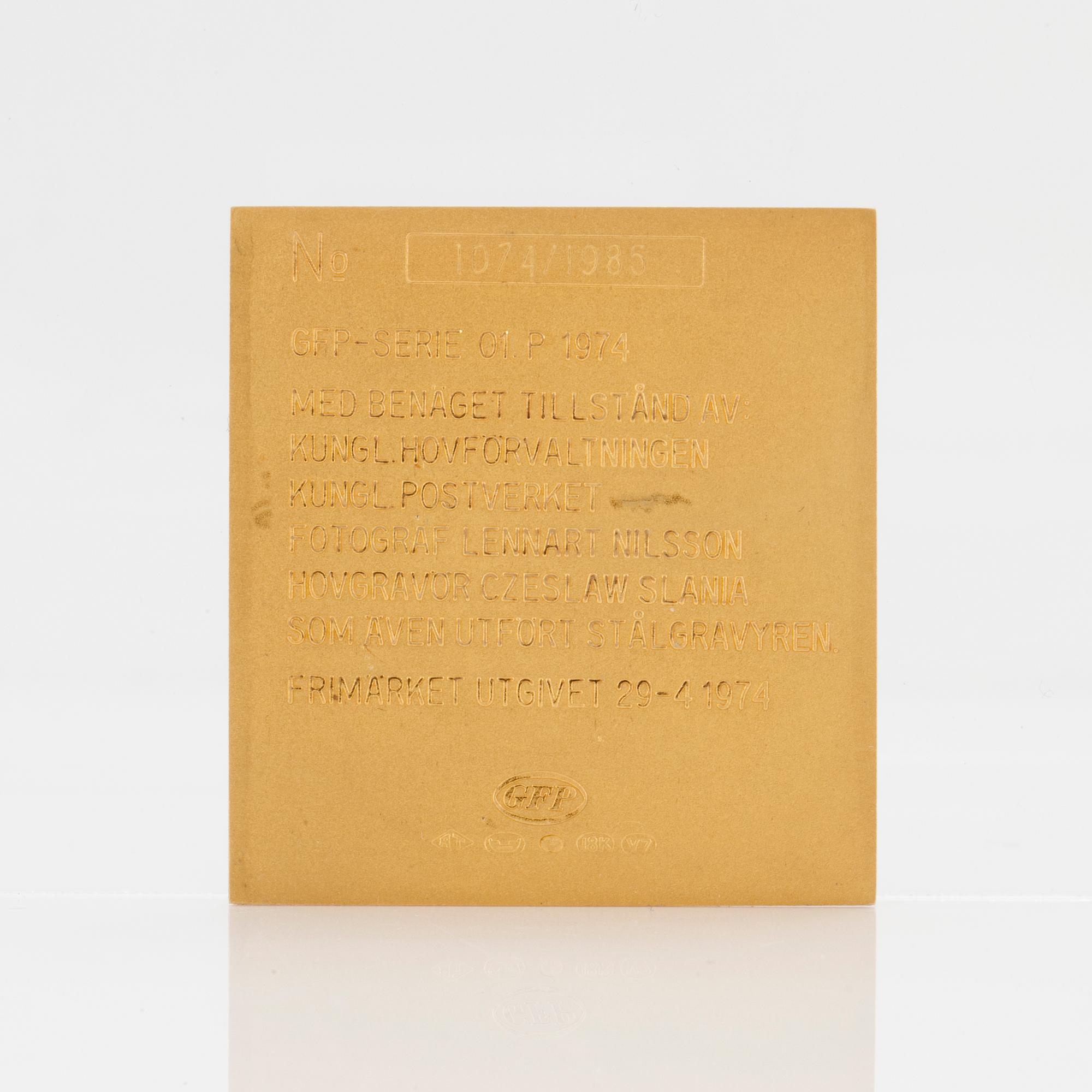 An 18K yellow gold plaque numbered 1074/1985 from 1974. Weight ca 27 grams.