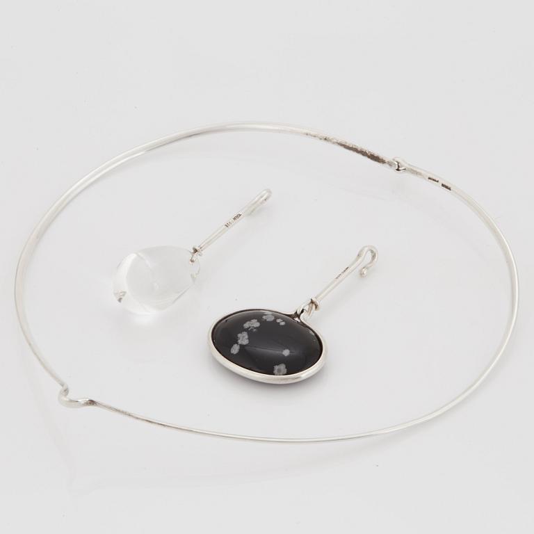 Vivianna Torun Bülow-Hübe, halsring med två hängen, egen verkstad, 
1980-90-tal, sterling.
