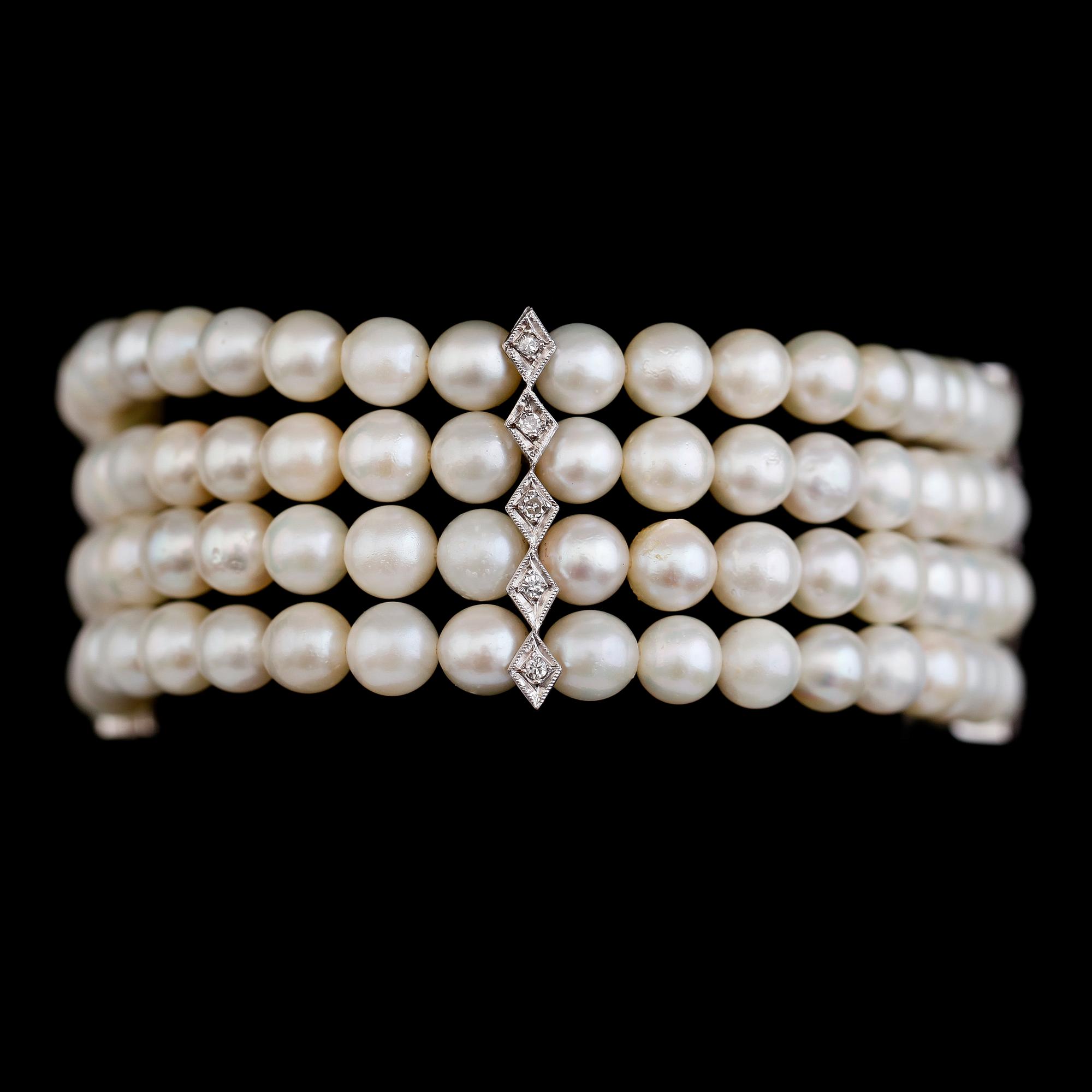 ARMBAND, 18 k vitguld, odlade pärlor, diamanter.