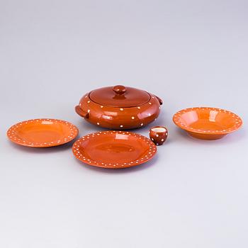 MARITA LYBECK, servisdelar, 28 st, keramik + bok "Marita Lybeck 1906-1990".