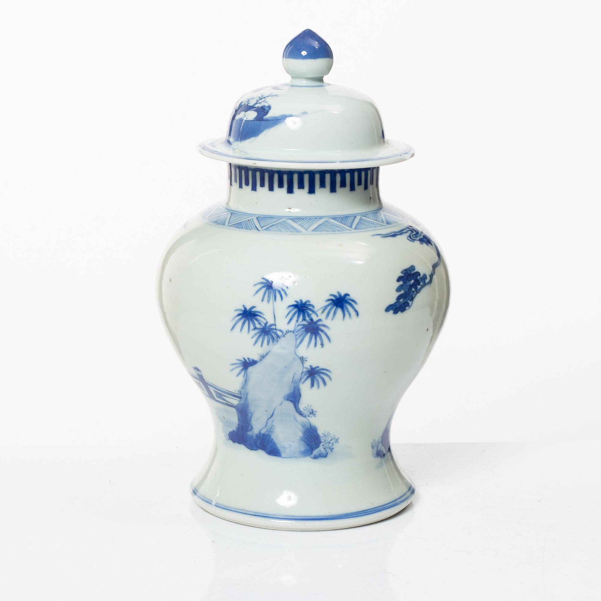 A blue and white jar with cover, late Qing dynsty, circa 1900.