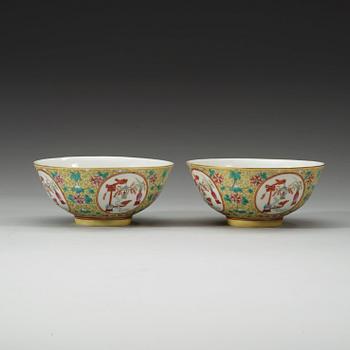 A pair of yellow ground bowls, late Qing dynasty (1644-1912).