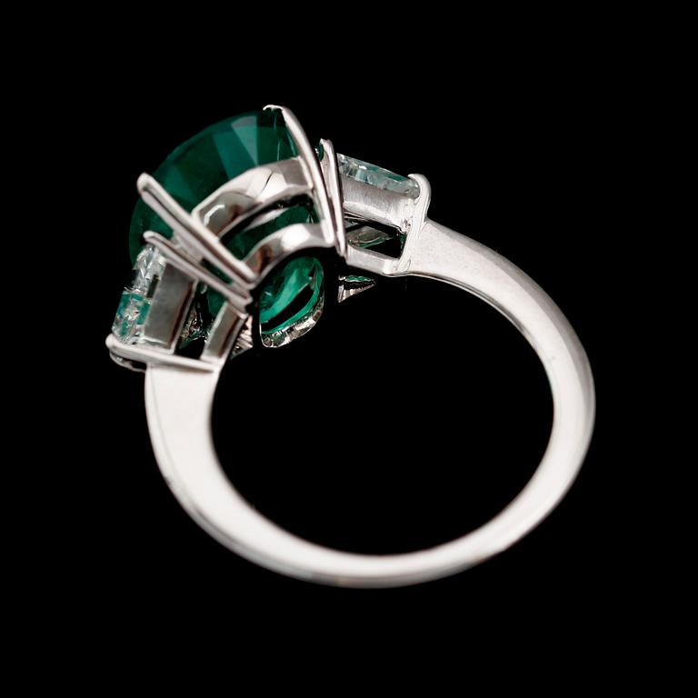 RING, 18 k vitguld, 2 triangelslipade diamanter tot 1.06 ct, smaragd 7.22 ct.