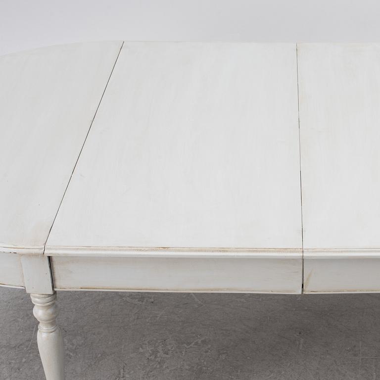 A late 19th century dining table.