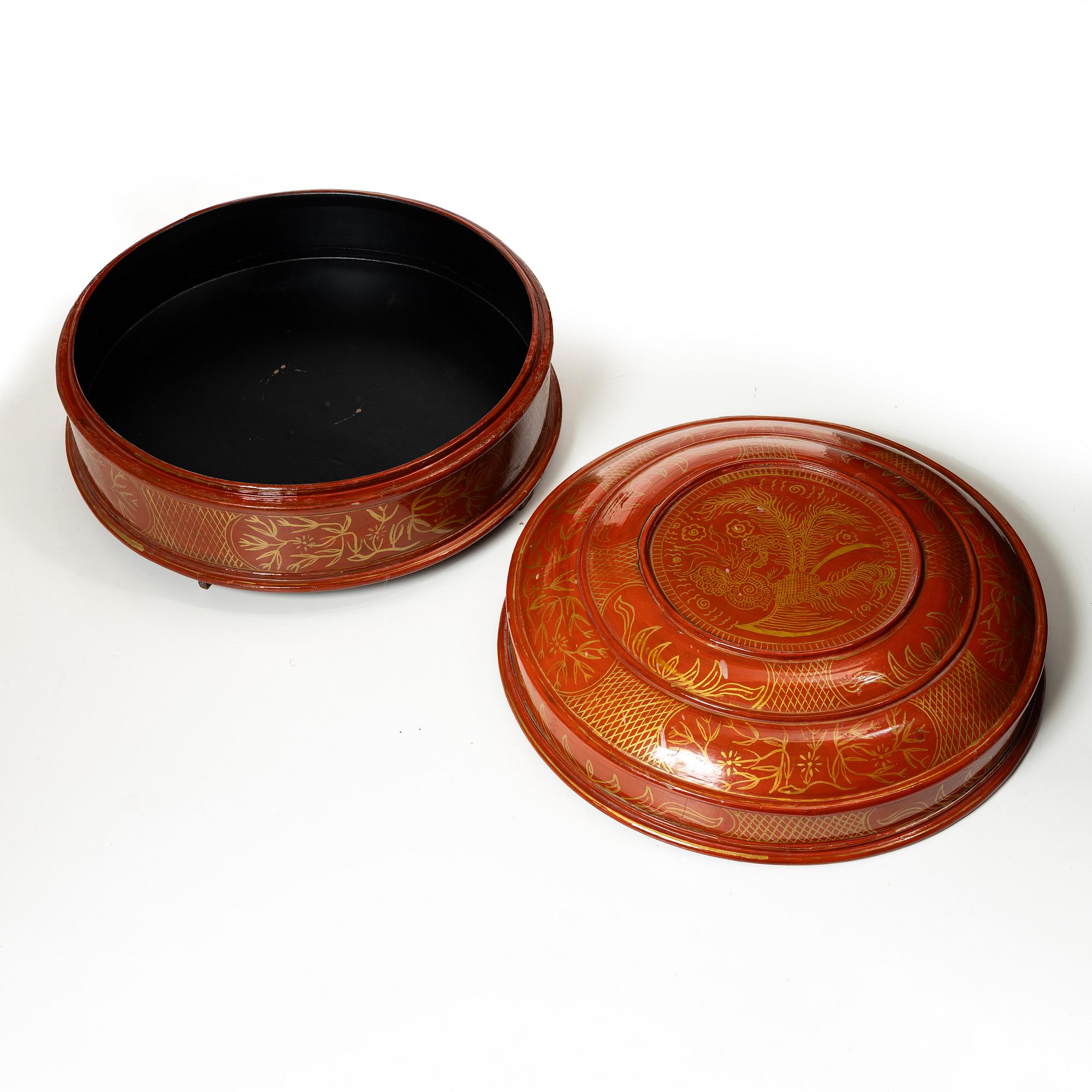 Askar, två stycken, bemålat trä, sydostasien, 1900-tal.