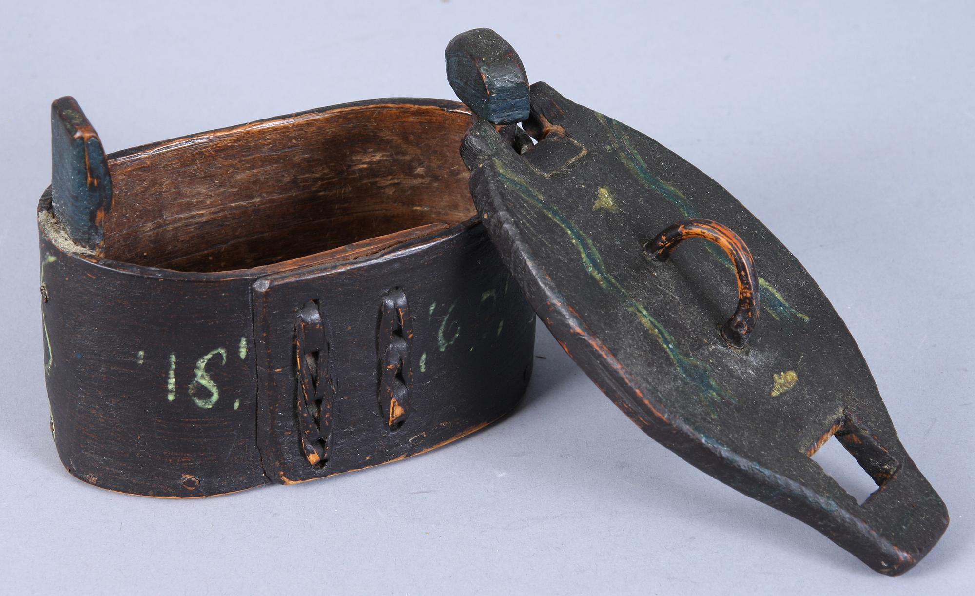 SVEPASKAR, 2 st, samt SKRIN, allmoge, 1800-tal.