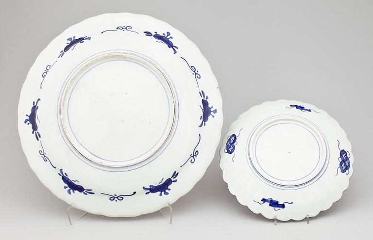 FAT samt TALLRIKAR 4 delar, porslin, Imari, Japan 1900-tal.