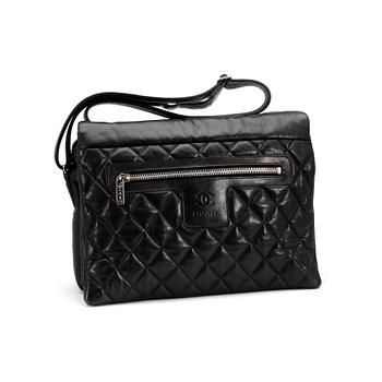 728. CHANEL, a quilted black mens messenger bag.