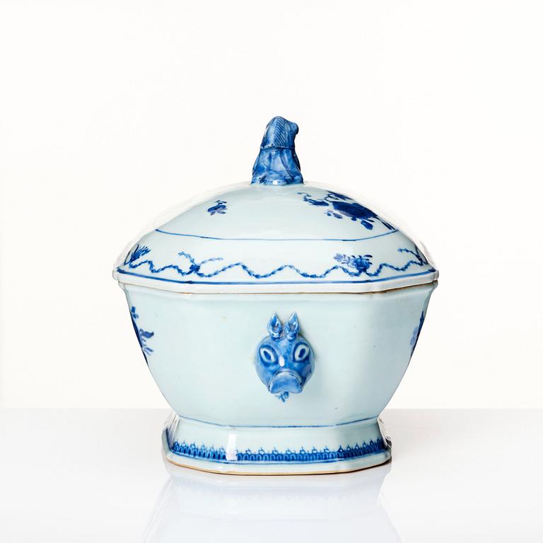 A blue and white tureen with cover, Qing dynasty, Qianlong (1736-1795).