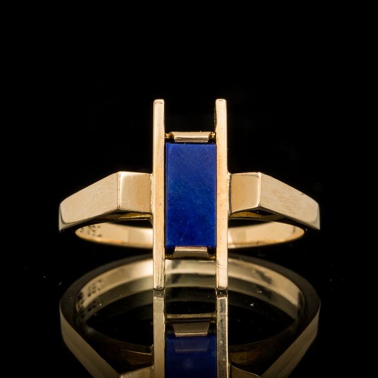 RING, 18 k guld med Lapis lazuli, Sven Haugaard, Danmark. Vikt ca 6 g.